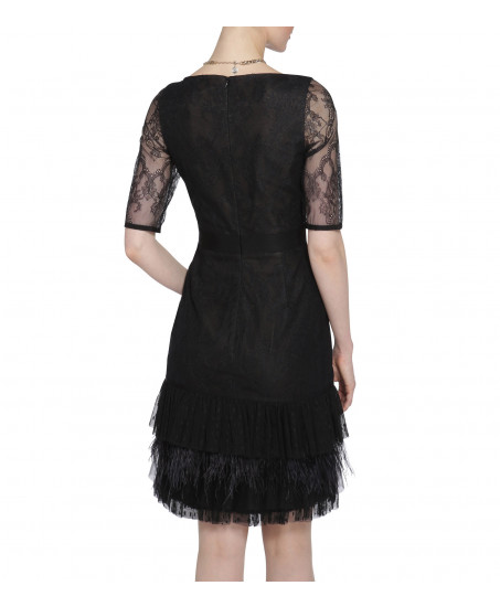 Schwarzes Federkleid mit Spitzeneinsätzen