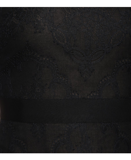 Schwarzes Federkleid mit Spitzeneinsätzen