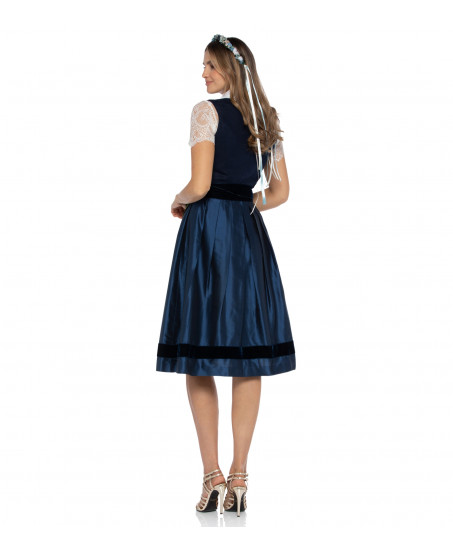 Alpenherz Dirndl in Jeansblau mit floraler Jacquardschürze & schwarzer Samtschleife – als Freisteller bei Dresscoded.com