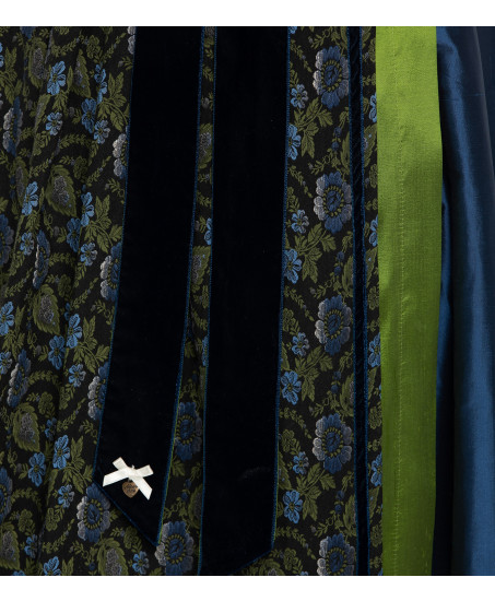 Alpenherz Dirndl in Jeansblau mit floraler Jacquardschürze & schwarzer Samtschleife – als Freisteller bei Dresscoded.com
