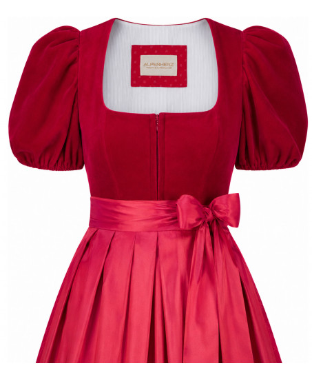 Alpenherz Samtdirndl Mona in Rot mit Puffarm – Freisteller Vorderseite– bei Dresscoded leihen