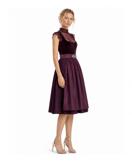 Vorderansicht- Weinrotes Krüger Samtdirndl mit edlem Mieder und feinem Ornament-Rock.