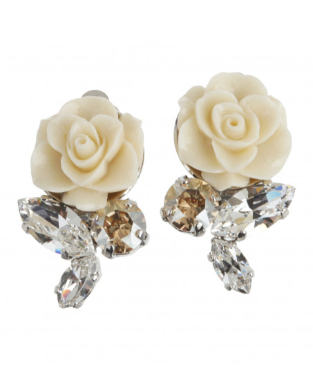 Vorderansicht- Philippe Ferrandis Ohrstecker mit cremefarbener Rosenblüte und funkelnden Kristallblättern.
