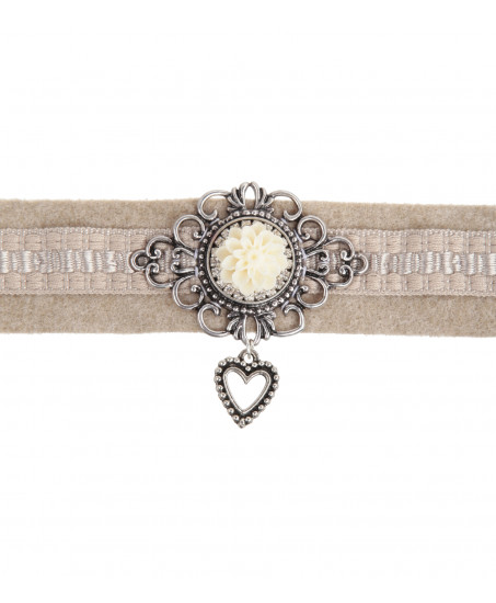 Kropfkette in Sand mit Rose