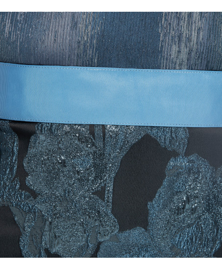 Lange Robe mit Brokatrock in Hellblau