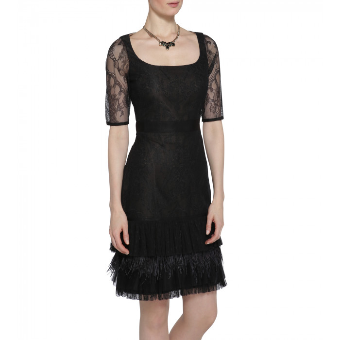 Schwarzes Federkleid mit Spitzeneinsätzen