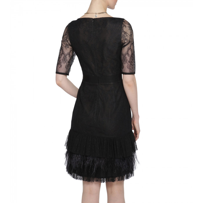 Schwarzes Federkleid mit Spitzeneinsätzen
