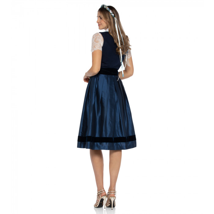 Alpenherz Dirndl in Jeansblau mit floraler Jacquardschürze & schwarzer Samtschleife – als Freisteller bei Dresscoded.com
