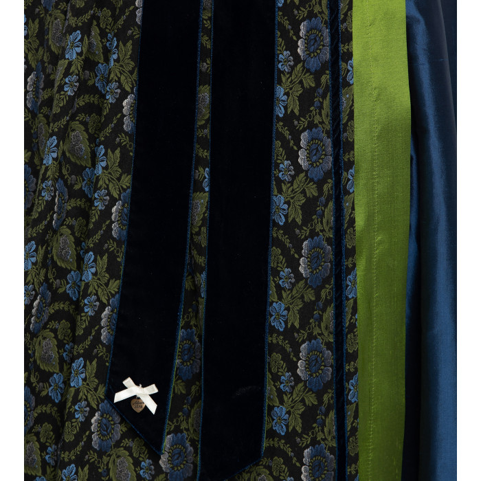 Alpenherz Dirndl in Jeansblau mit floraler Jacquardschürze & schwarzer Samtschleife – als Freisteller bei Dresscoded.com