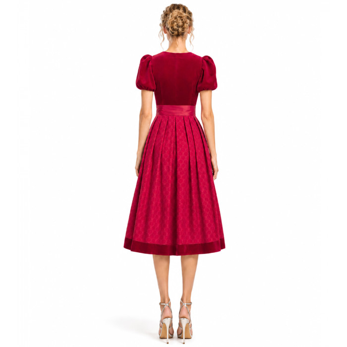 Alpenherz Samtdirndl Mona in Rot mit Puffarm – Freisteller Vorderseite– bei Dresscoded leihen