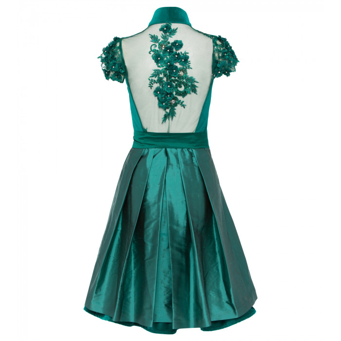 Smaragdgrünes Dirndl mit transparentem Rücken