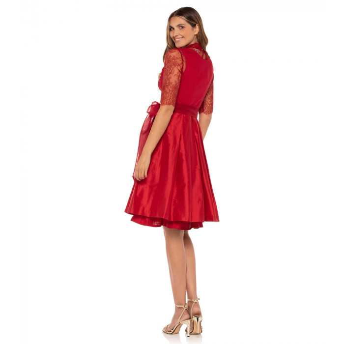 Dirndl in Rot mit Spitzenschürze