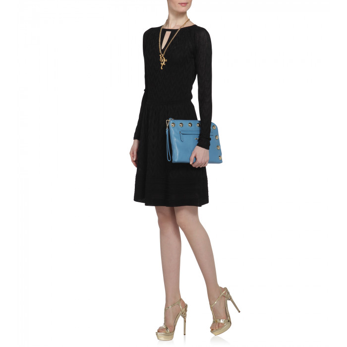 Lederclutch mit goldenen Nieten in Hellblau