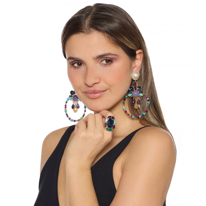 Frontansicht- Ring von Philippe Ferrandis mit großem blauem Zentralkristall und facettierten Multicolor-Kristallen.