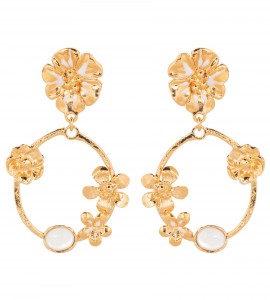 Goldene Creolen mit Blumen