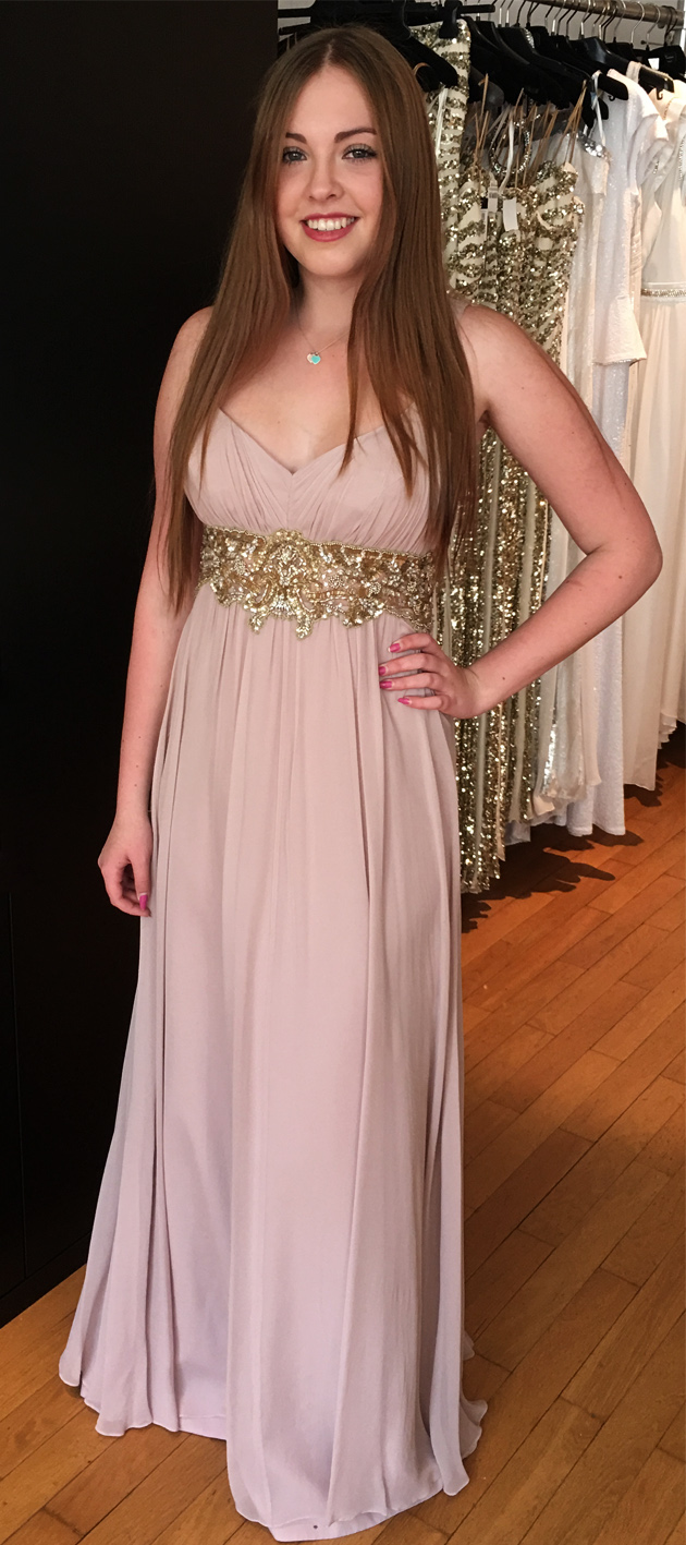 Roséfarbene Robe mit Stickerei