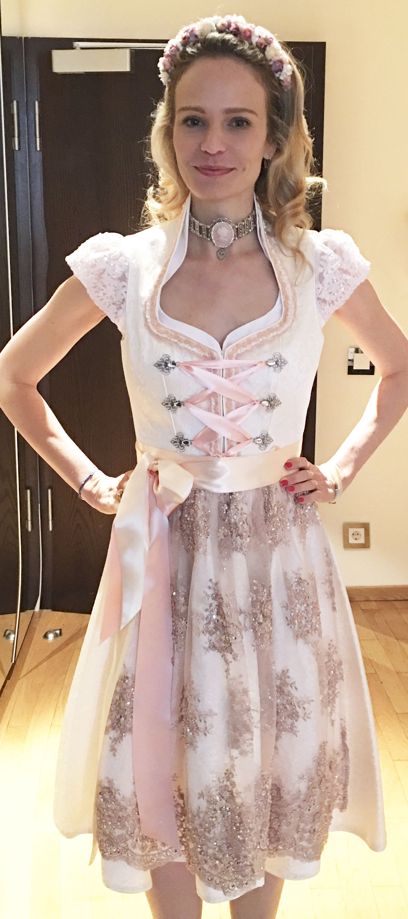 Hochzeitsdirndl Kristina in Weiss/Rosé