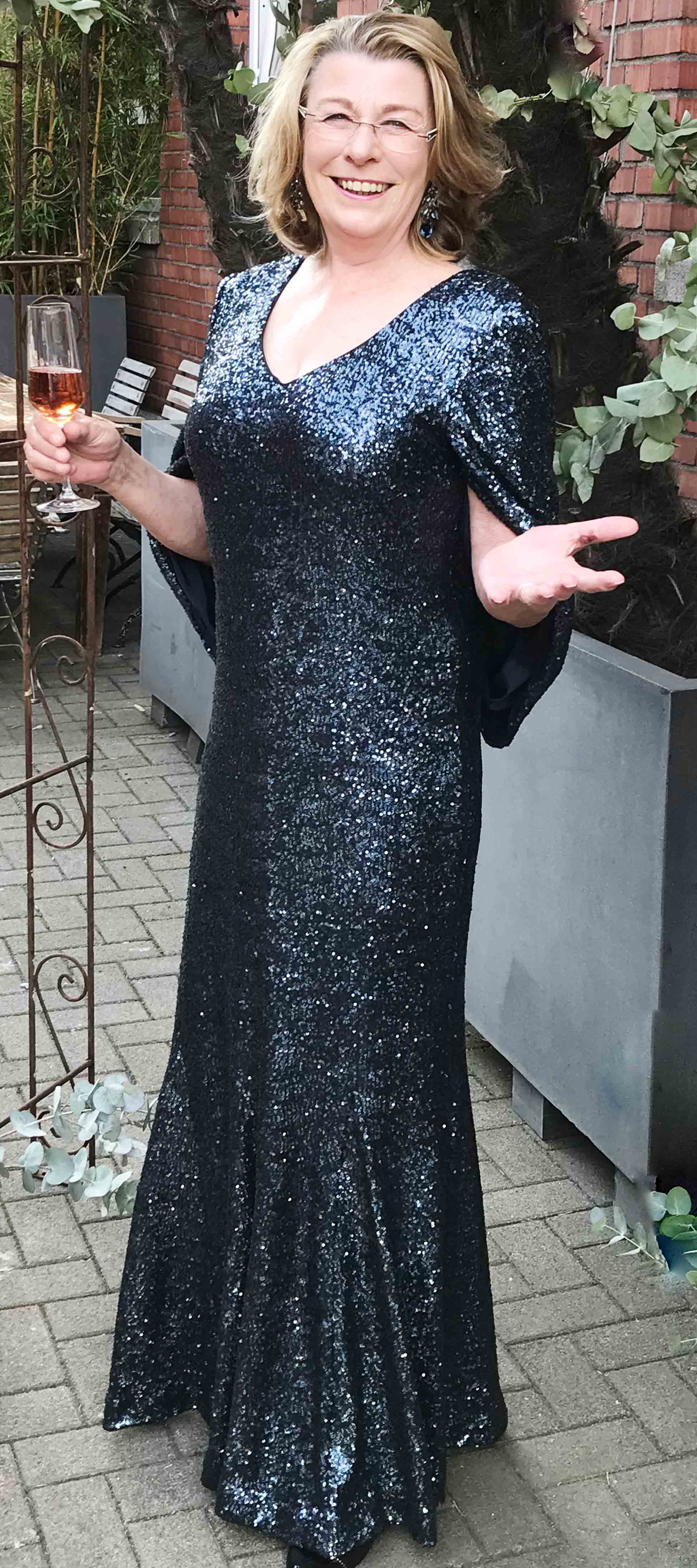 Abendkleid mit Cape in Nachtblau