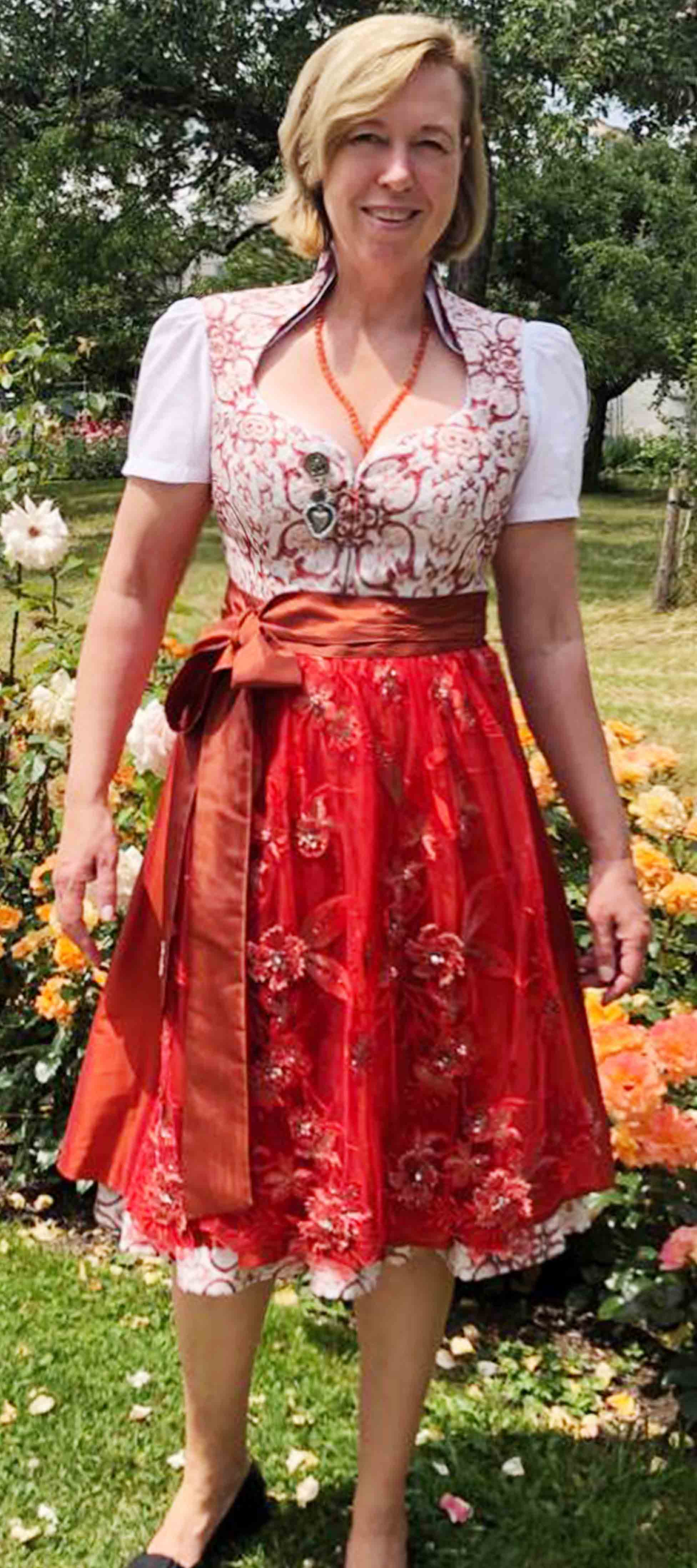 Dirndl in Rot/Coralle