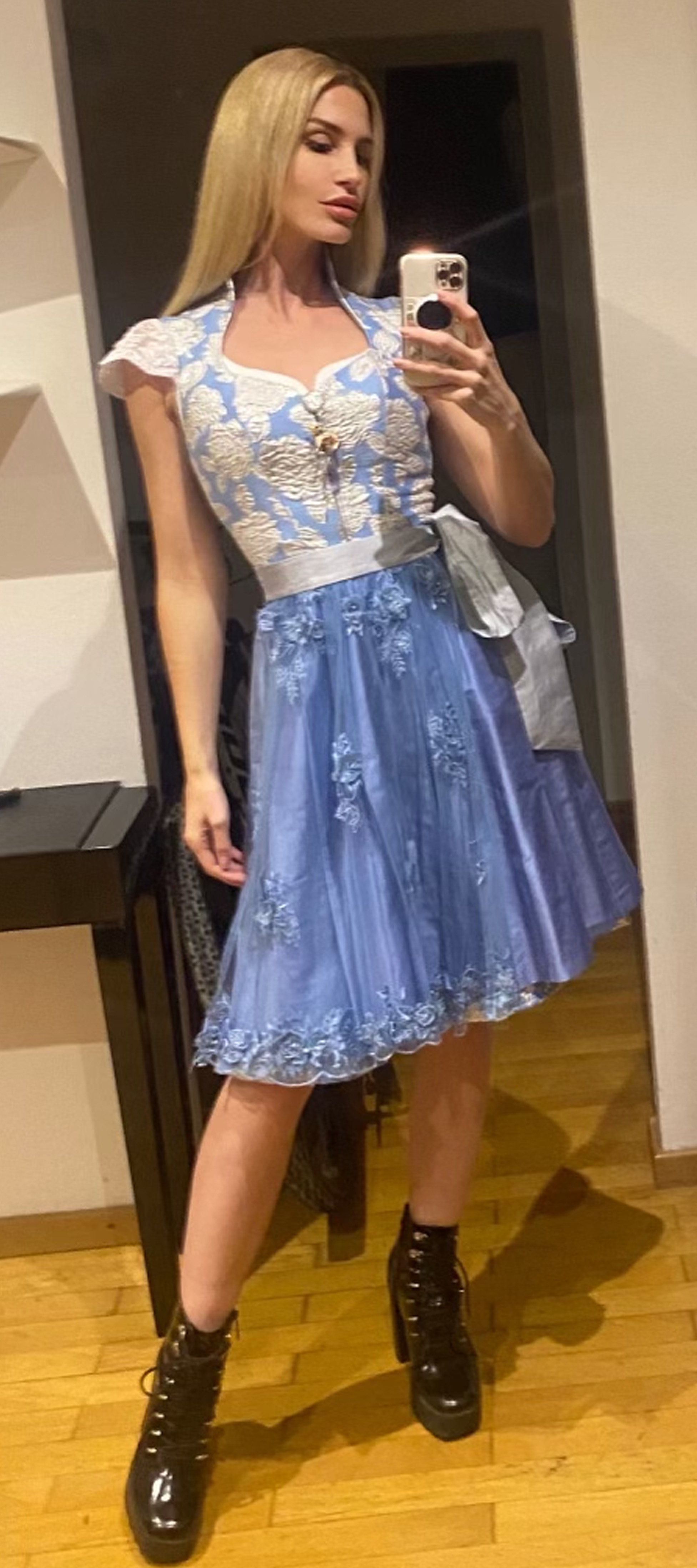 Dirndl in Hellblau mit Blumen
