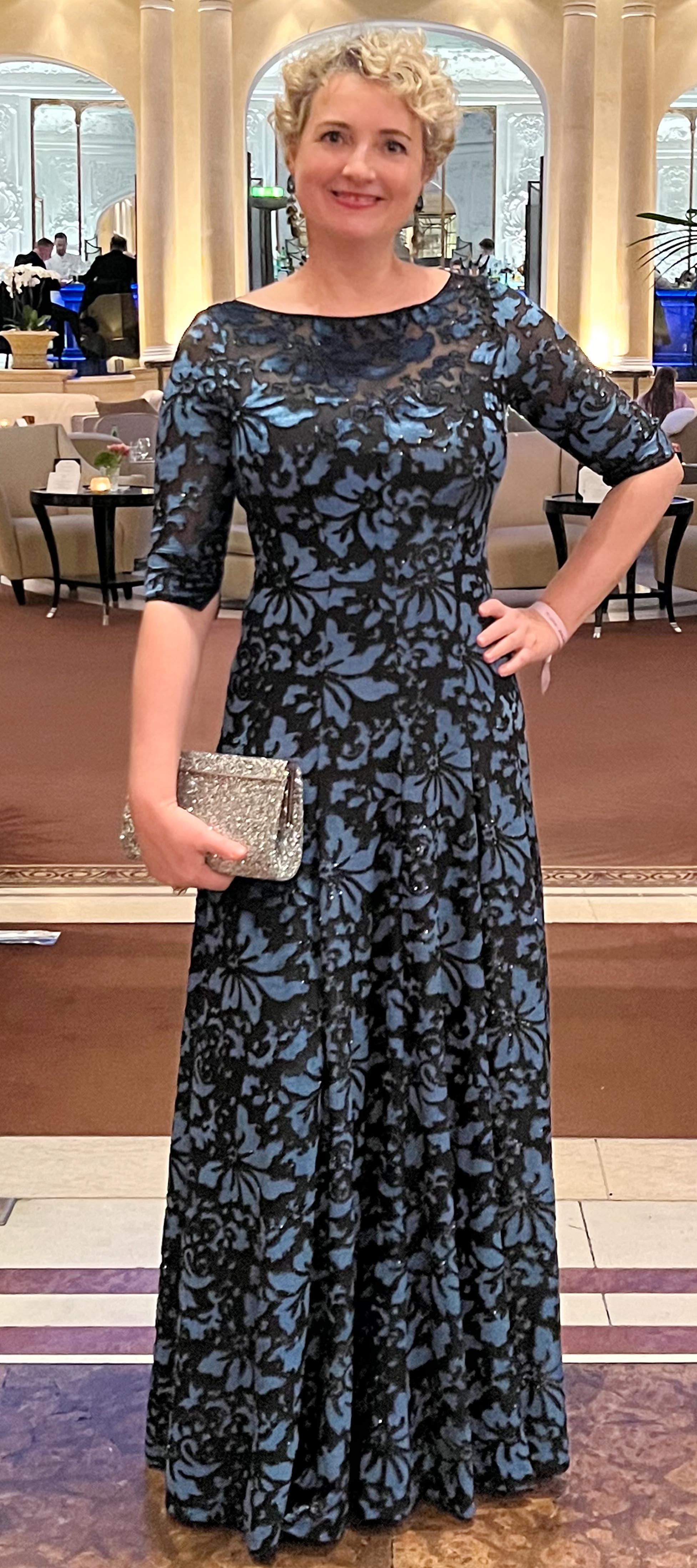 Kleid mit Blumenprint in Blau-Schwarz