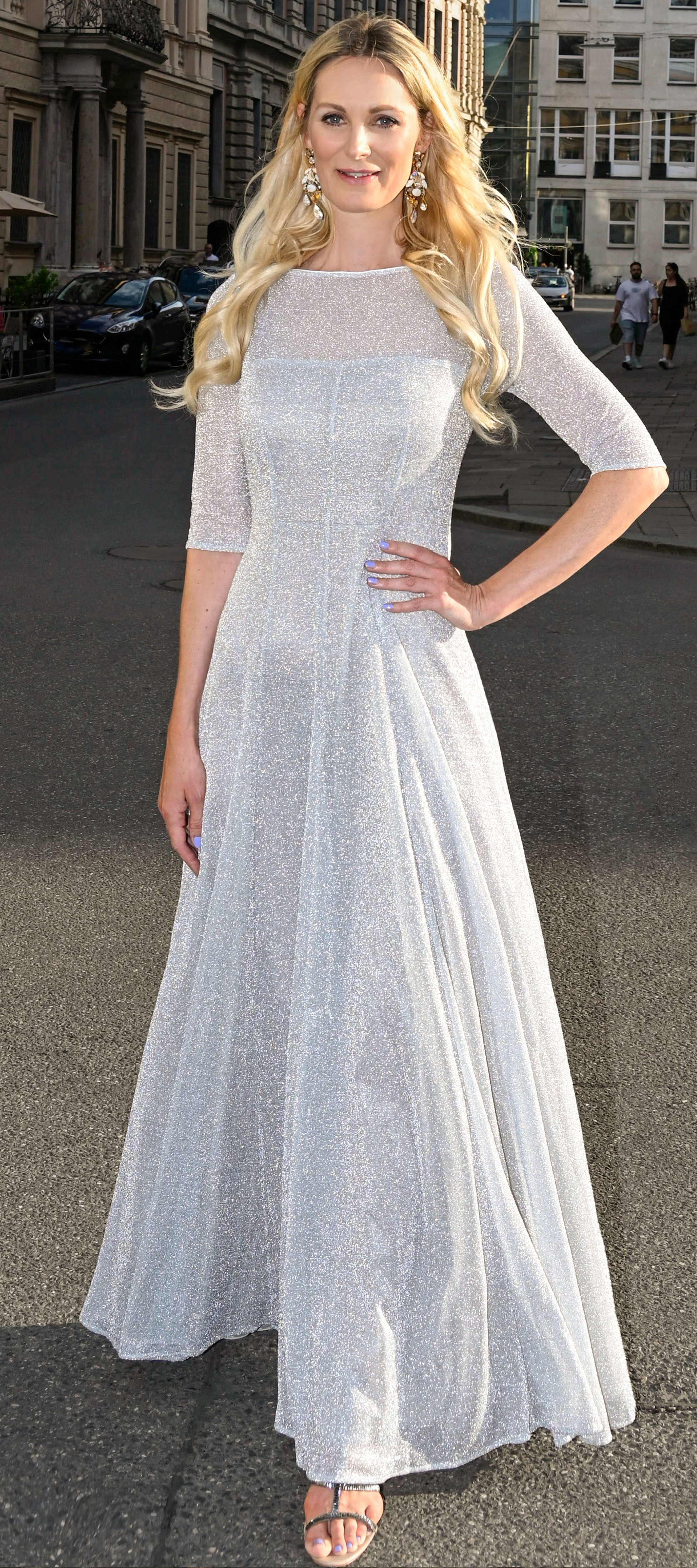 Abendkleid mit ausgestelltem Rock in Silber