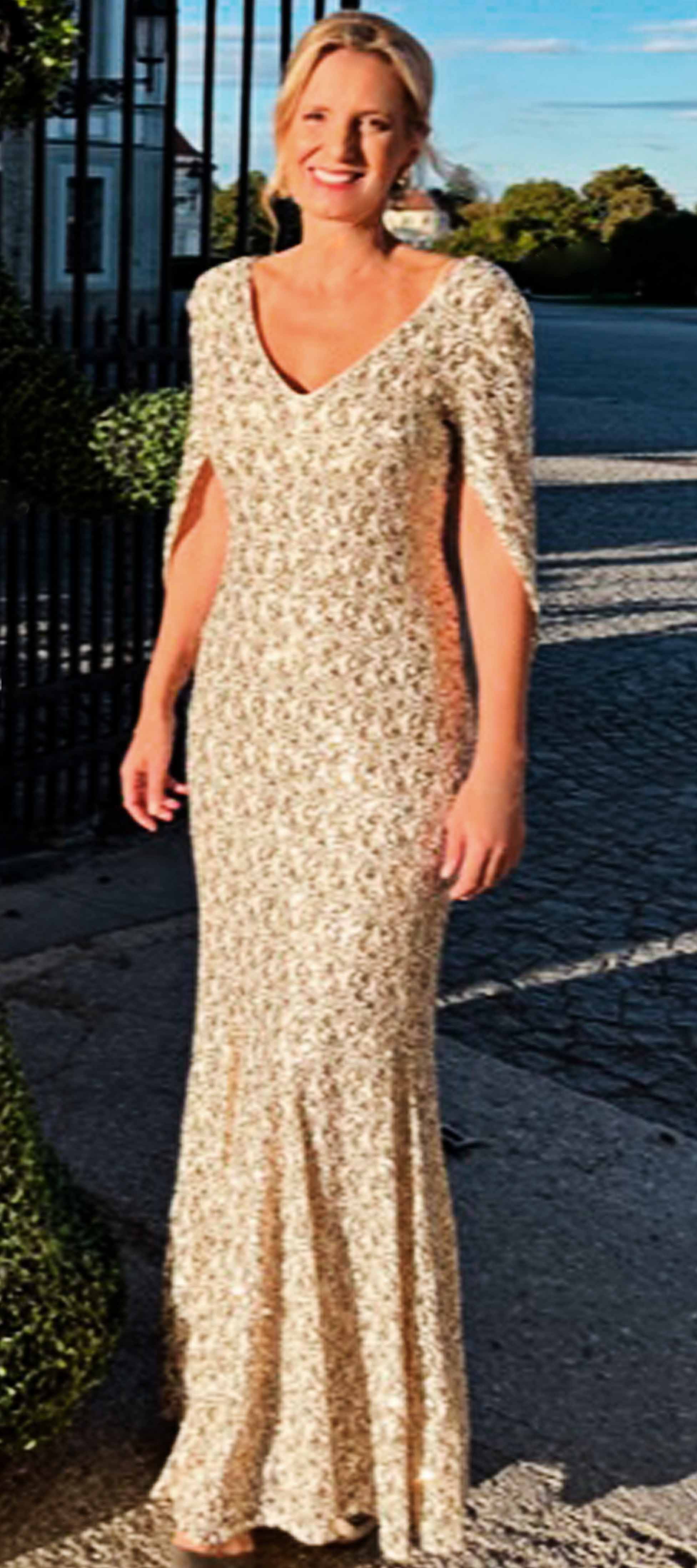 Kleid mit Cape in Gold/Weiss