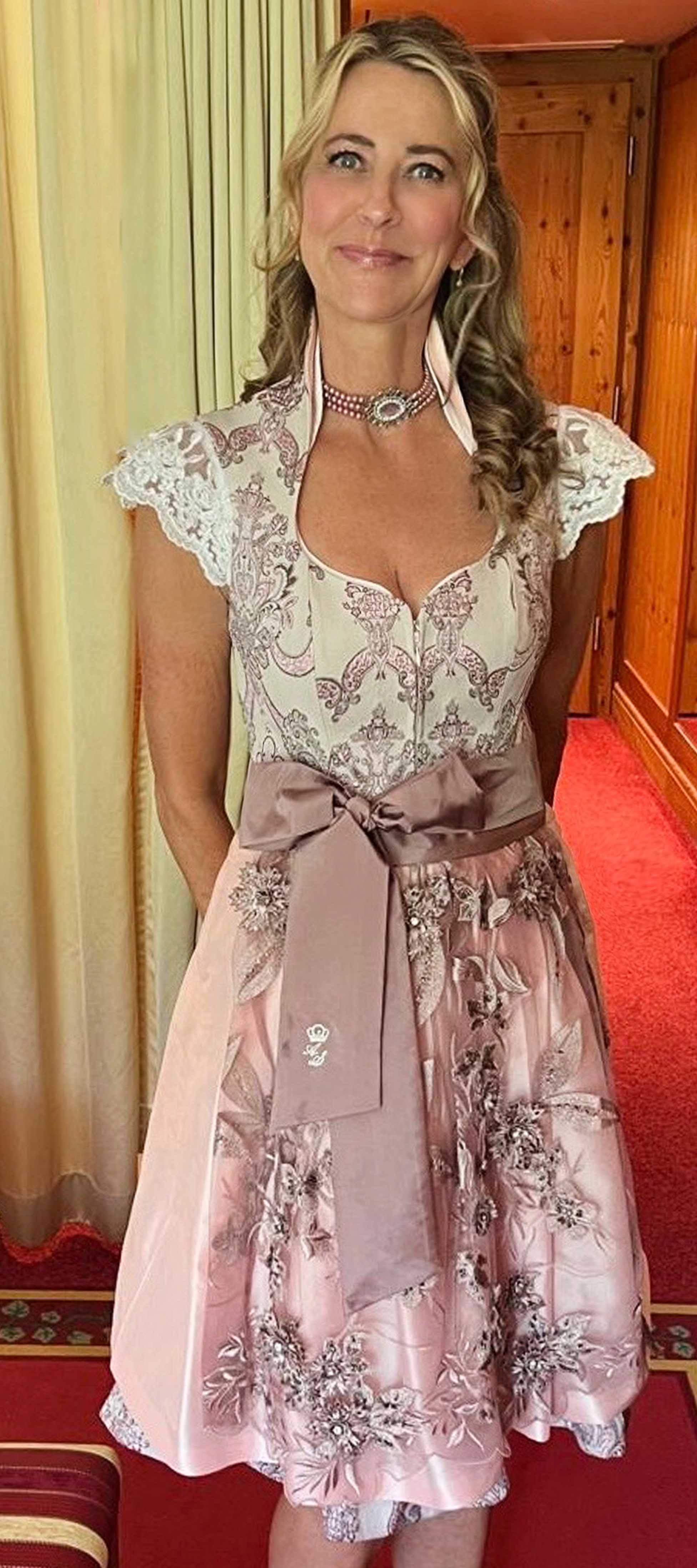 Brokat-Dirndl in Rosé