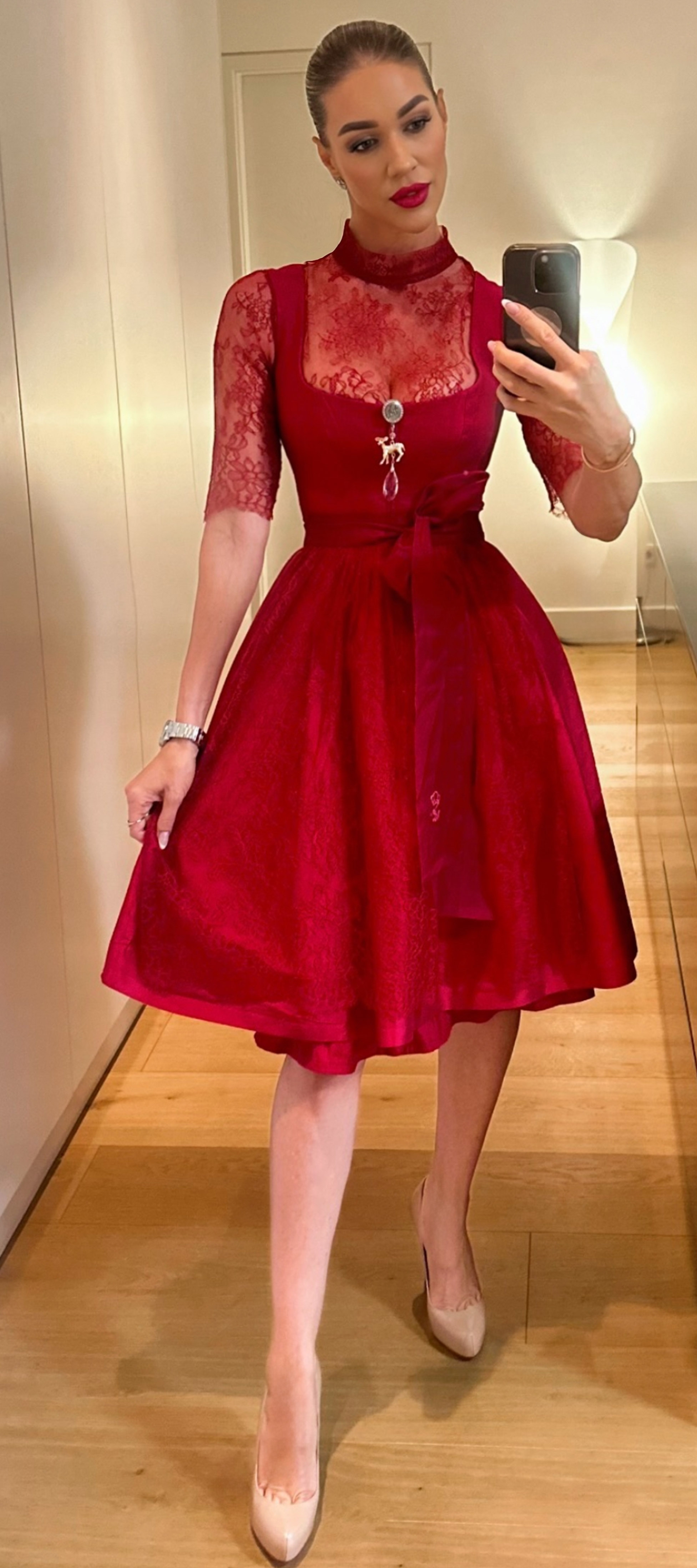 Dirndl in Rot mit Spitzenschürze