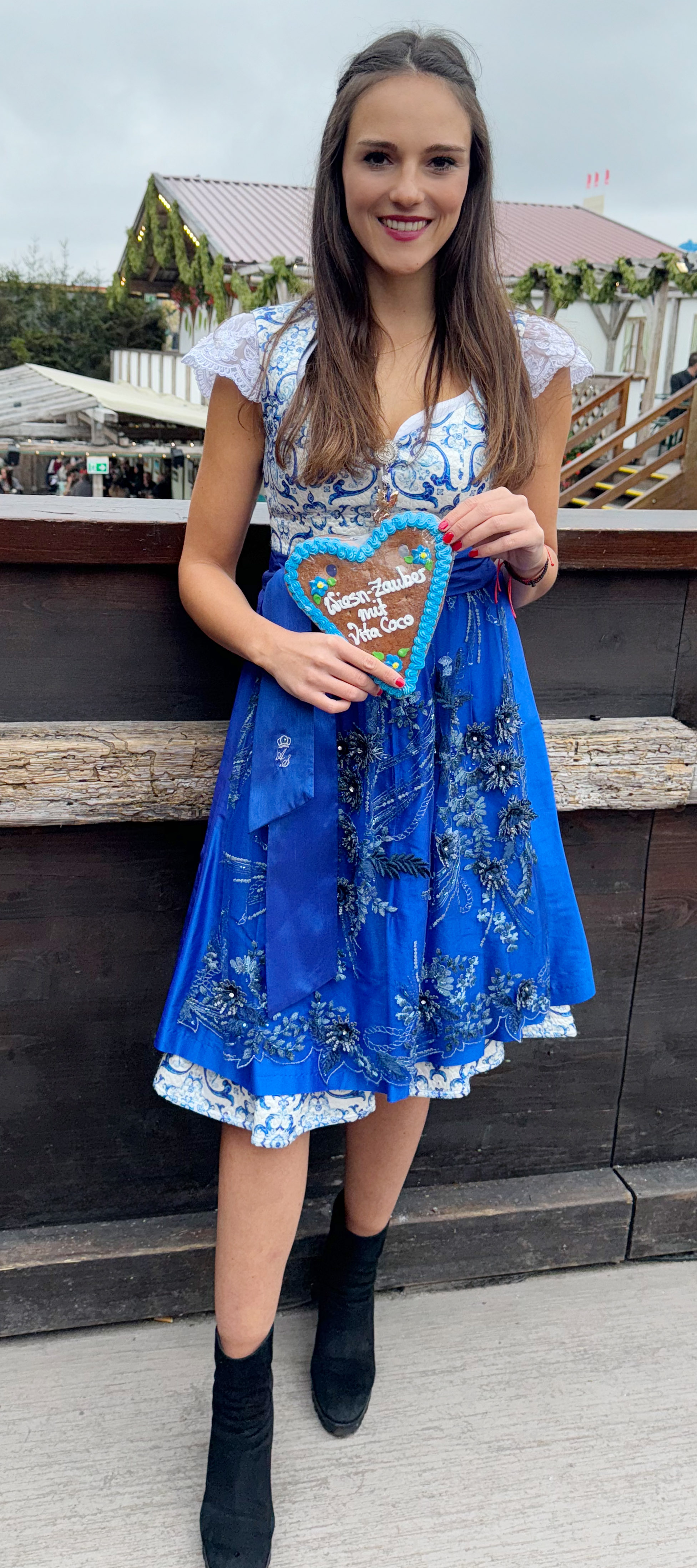 Dirndl in Royalblau mit Ornamenten