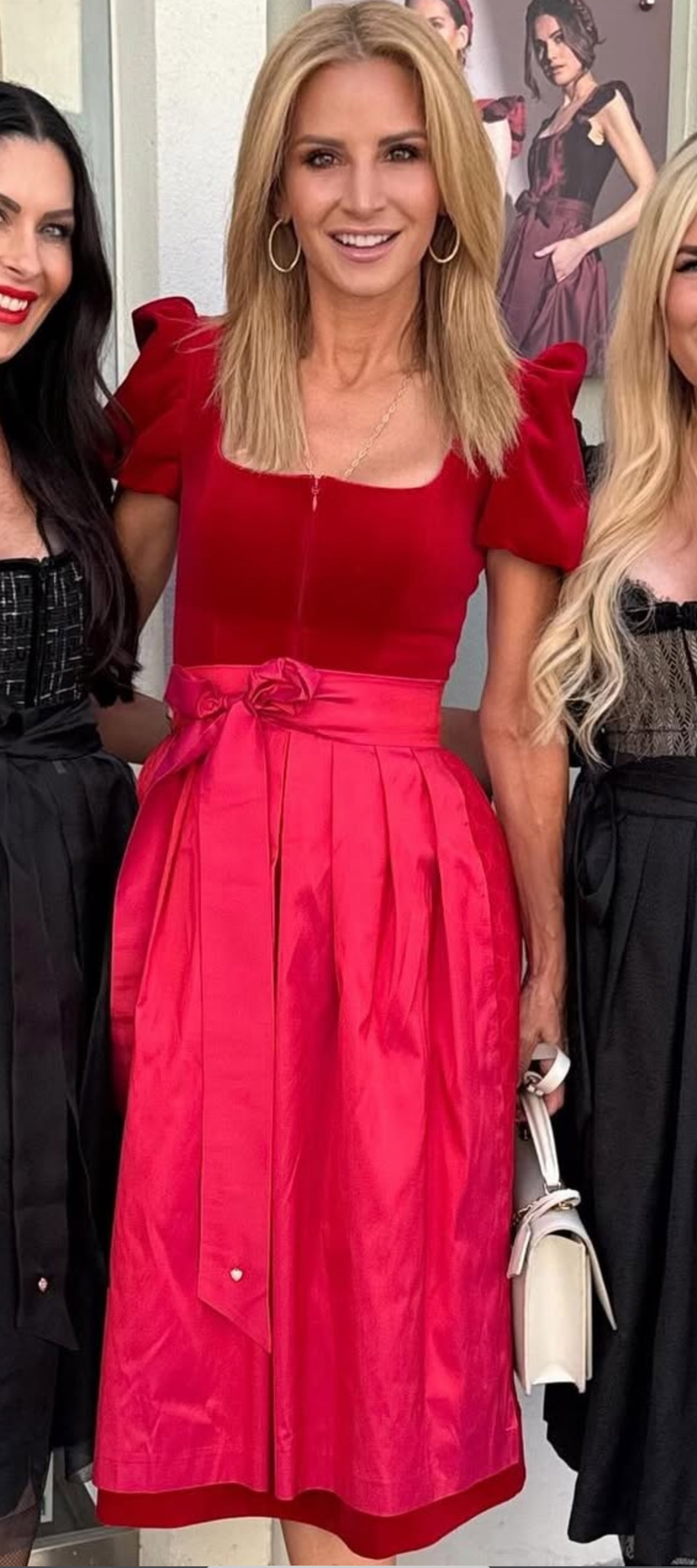 Alpenherz Samtdirndl Mona in Rot mit Puffarm – Freisteller Vorderseite– bei Dresscoded leihen