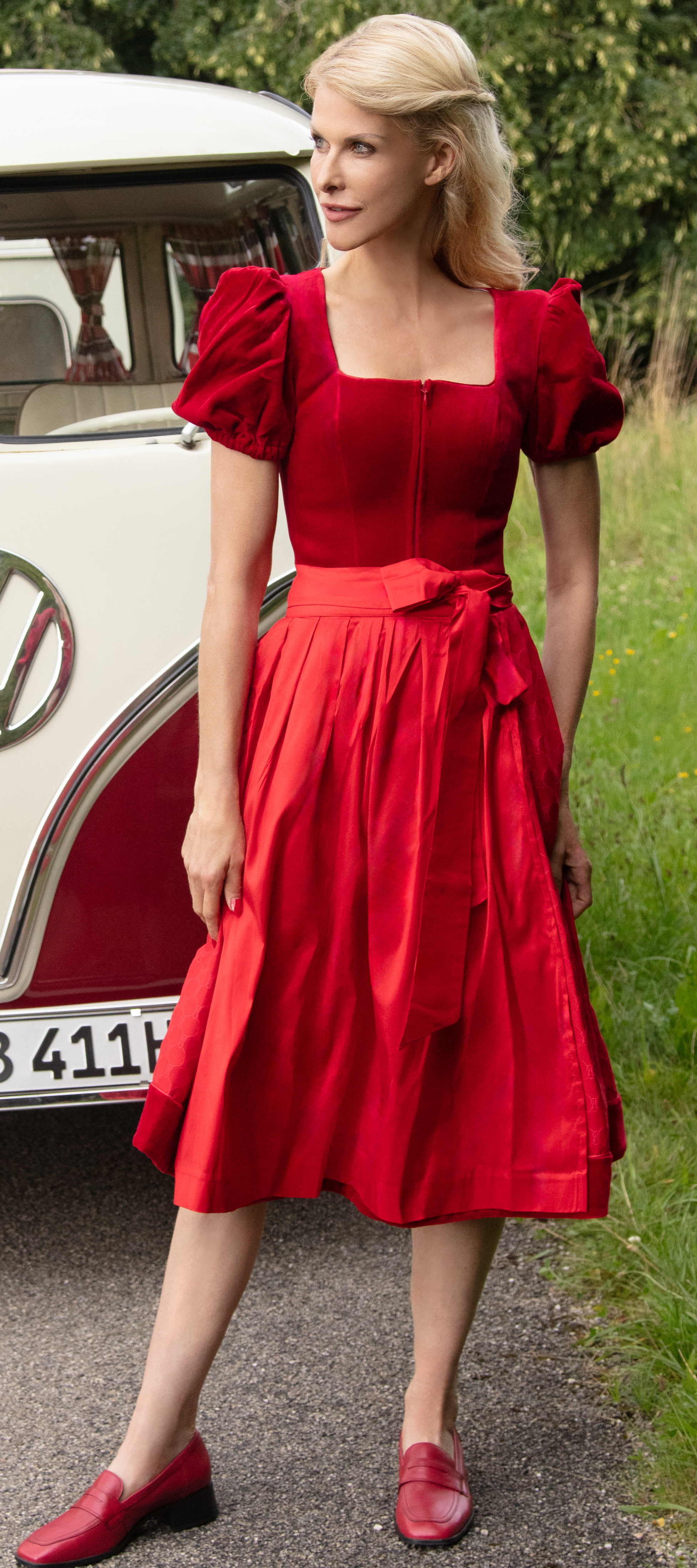 Alpenherz Samtdirndl Mona in Rot mit Puffarm – Freisteller Vorderseite– bei Dresscoded leihen