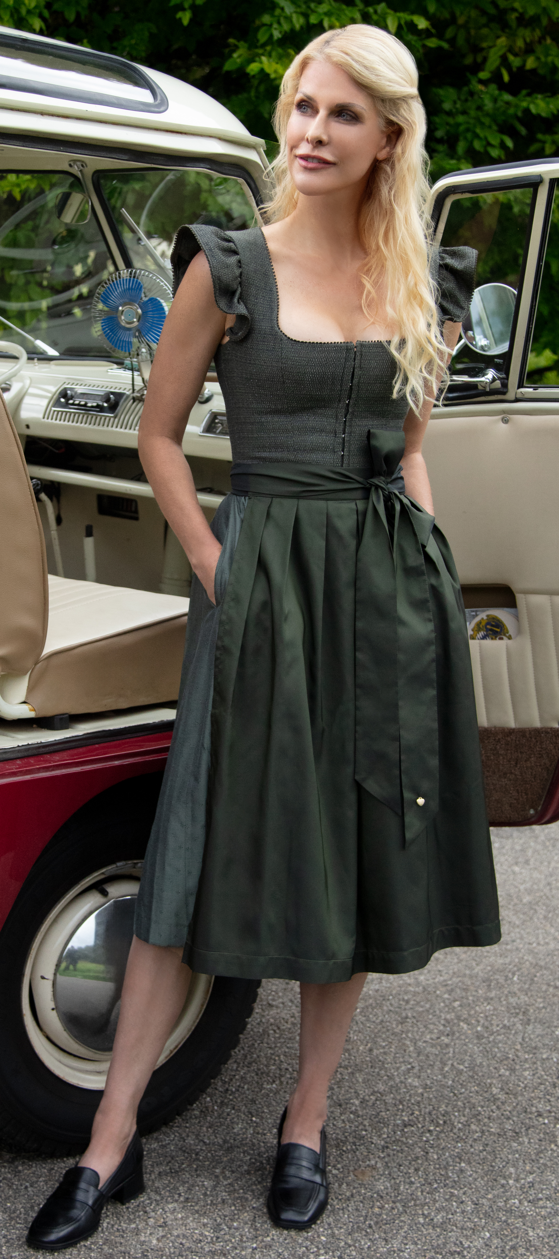 Alpenherz Dirndl Ida in Oliv – Freisteller mit Flügelarm – bei Dresscoded leihen