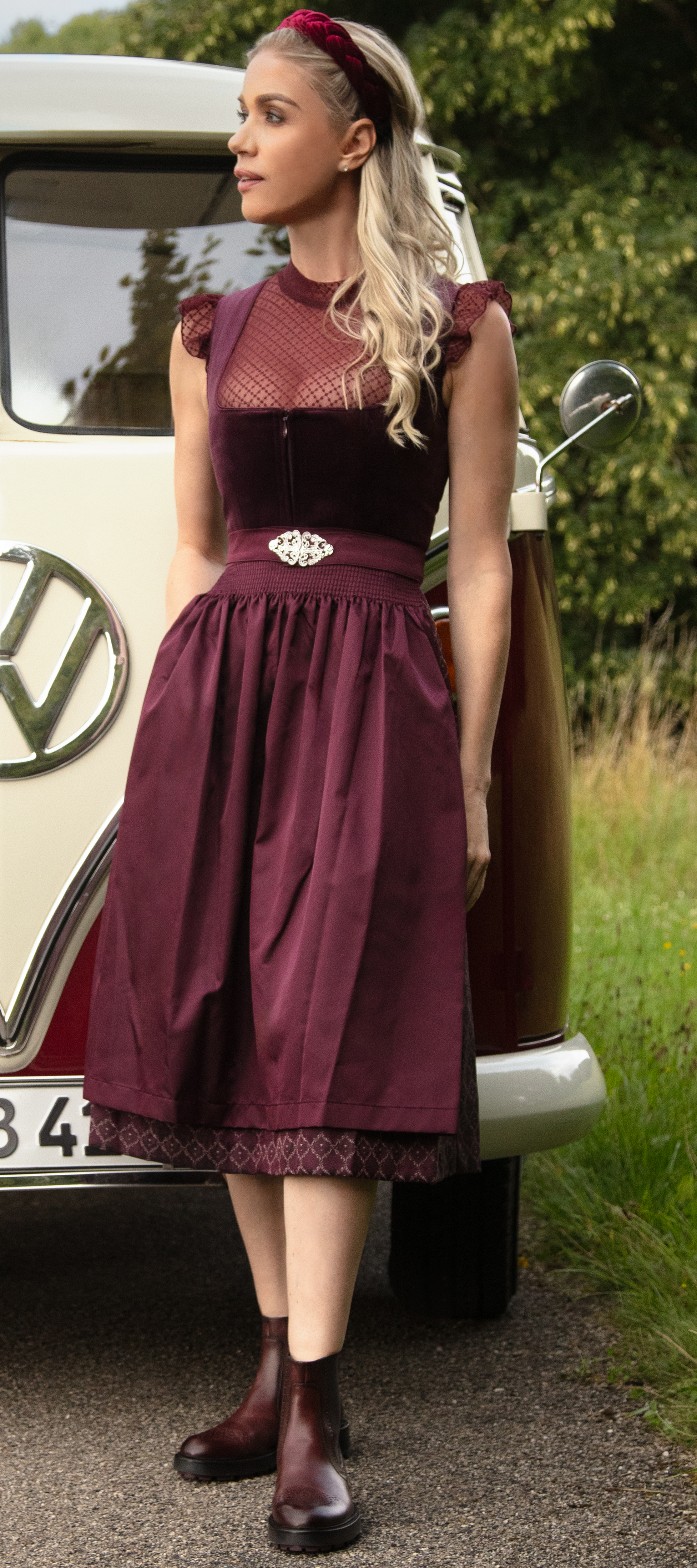 Samtdirndl in Weinrot