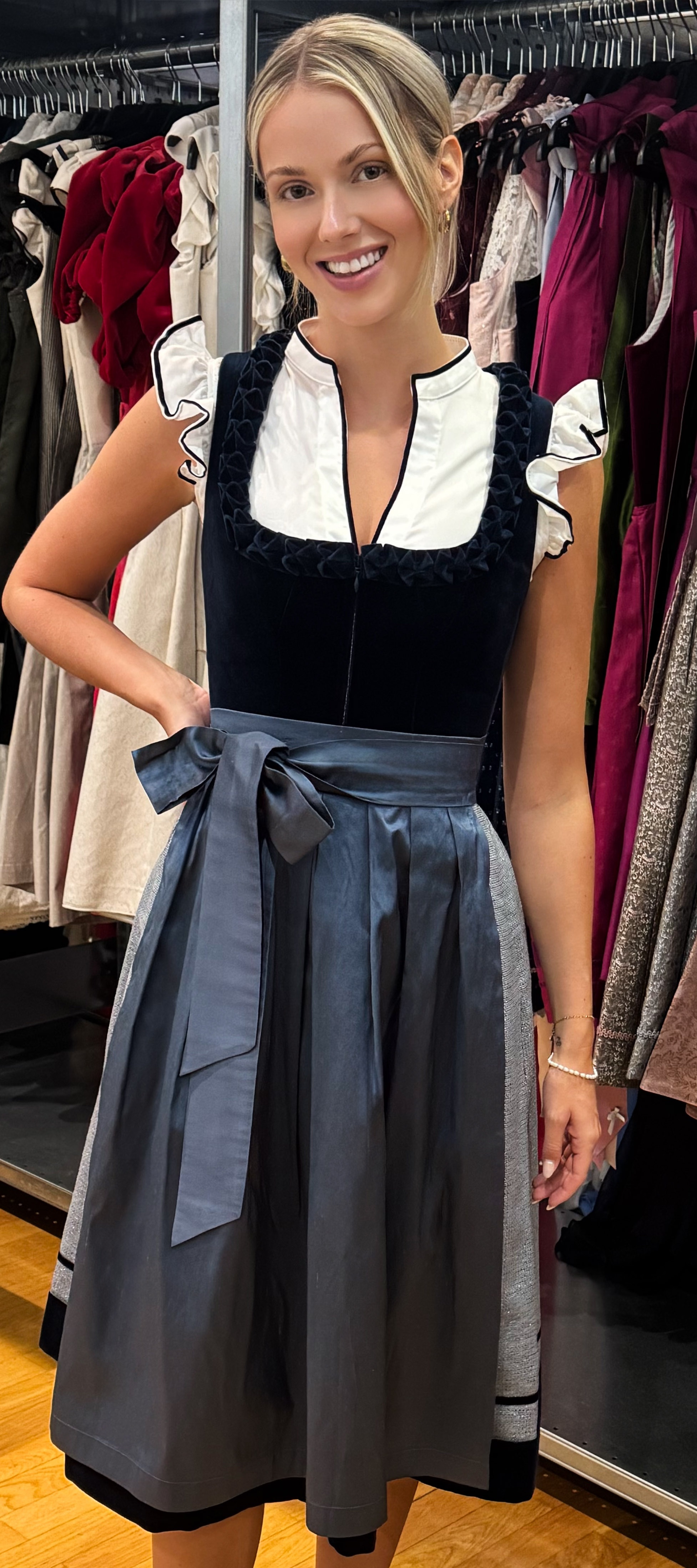 Dirndl Rosalie in Blau mit Froschgoscherl- Freisteller Frontansicht- mieten bei Dresscoded