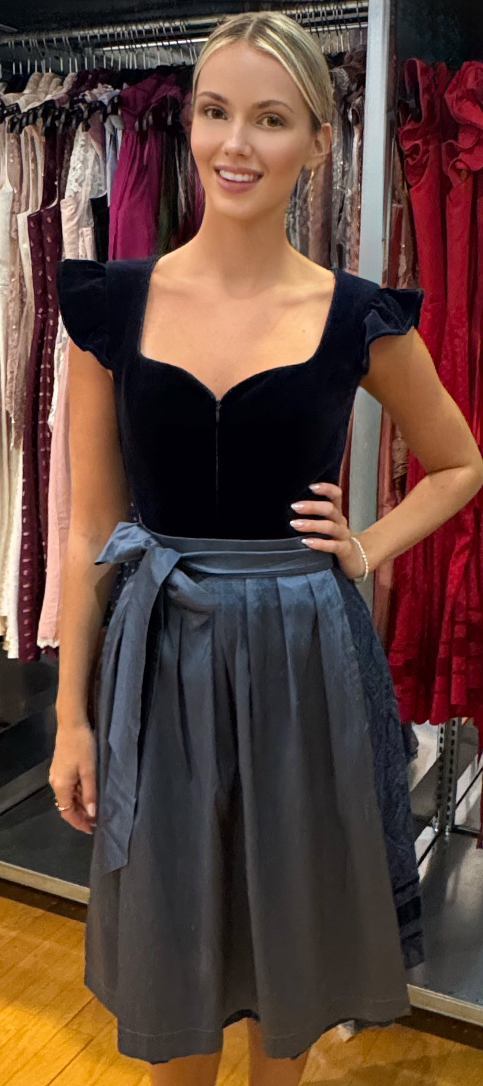 Alpenherz Samtdirndl Melissa Blau mit Flügelarm Freisteller mit Flügelarm– bei Dresscoded leihen