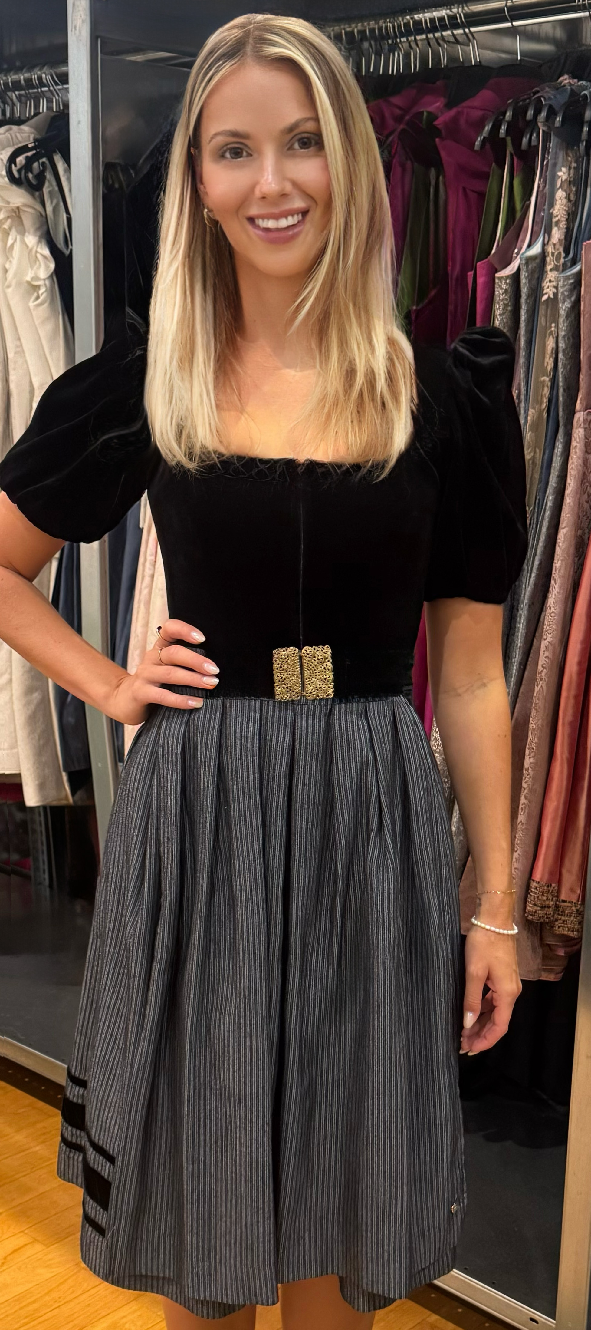 Freisteller des Alpenherz Samtdirndl Mona mit Puffarm in Grau-Schwarz – Designer-Dirndl bei Dresscoded leihen