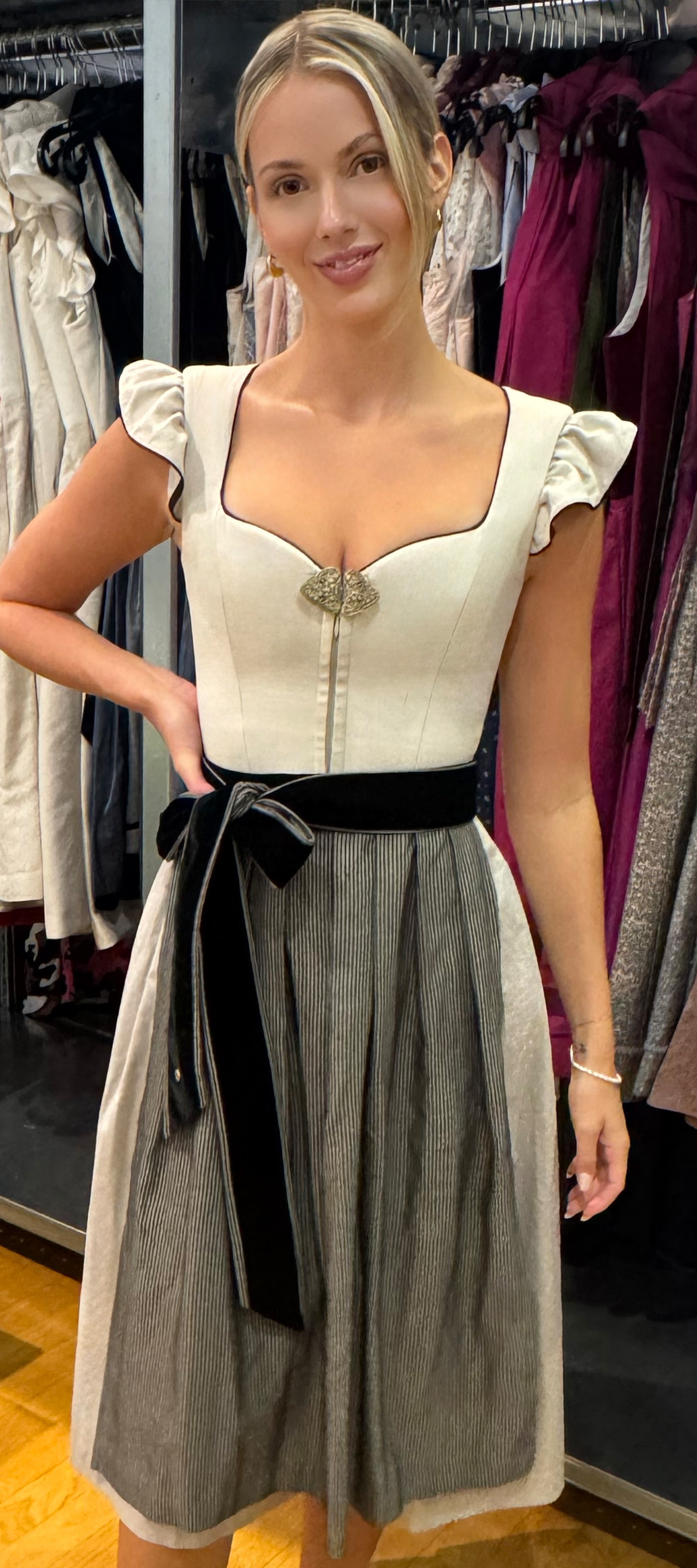 Alpenherz Dirndl in Schwarz-Beige – Freisteller – zu leihen bei Dresscoded.com