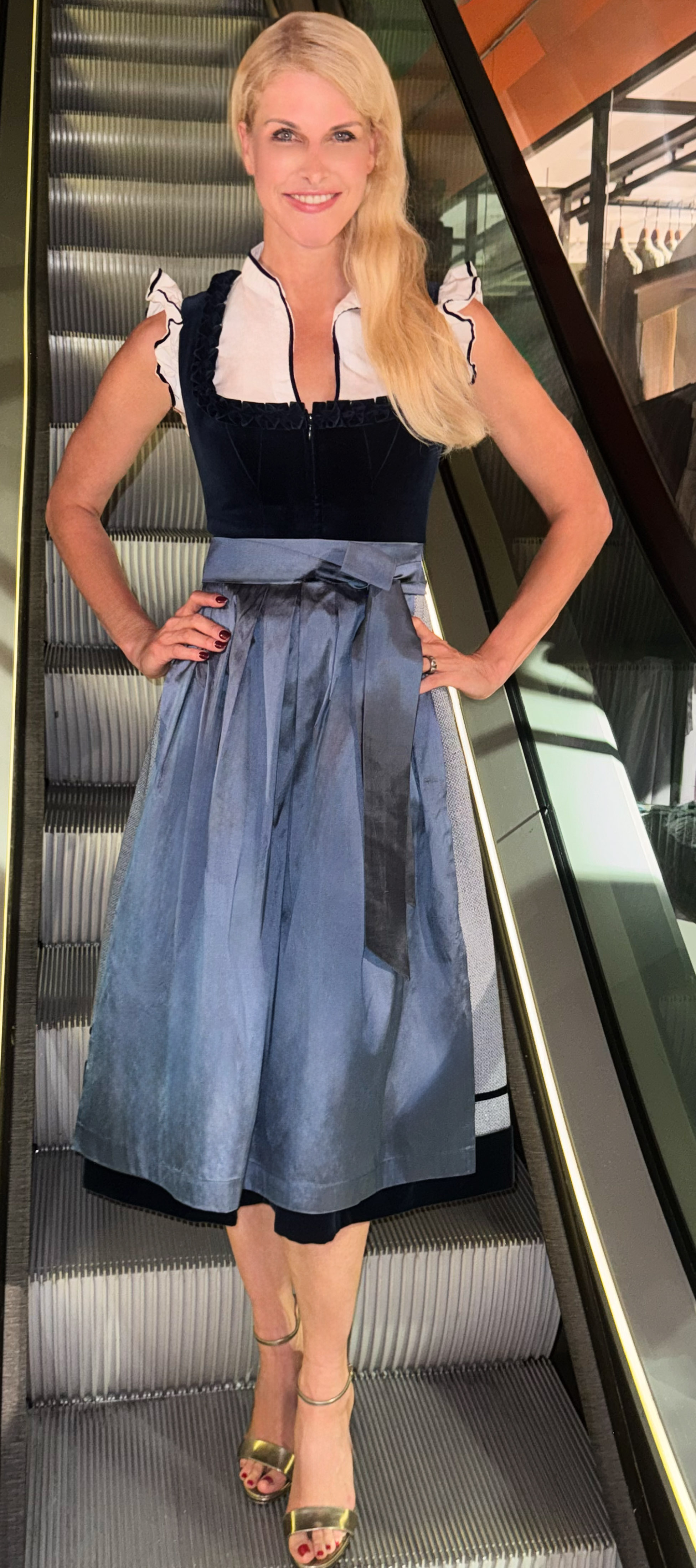 Dirndl Rosalie in Blau mit Froschgoscherl- Freisteller Frontansicht- mieten bei Dresscoded