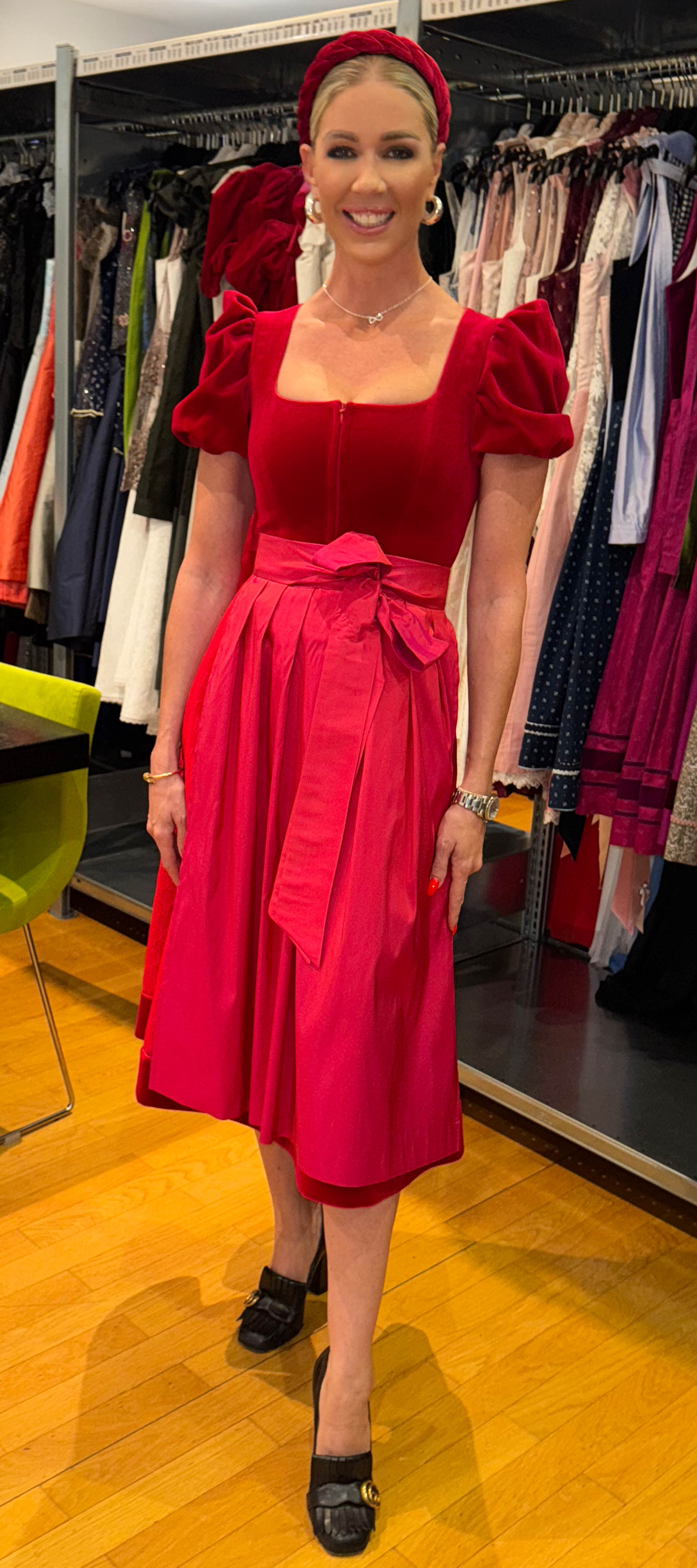 Alpenherz Samtdirndl Mona in Rot mit Puffarm – Freisteller Vorderseite– bei Dresscoded leihen