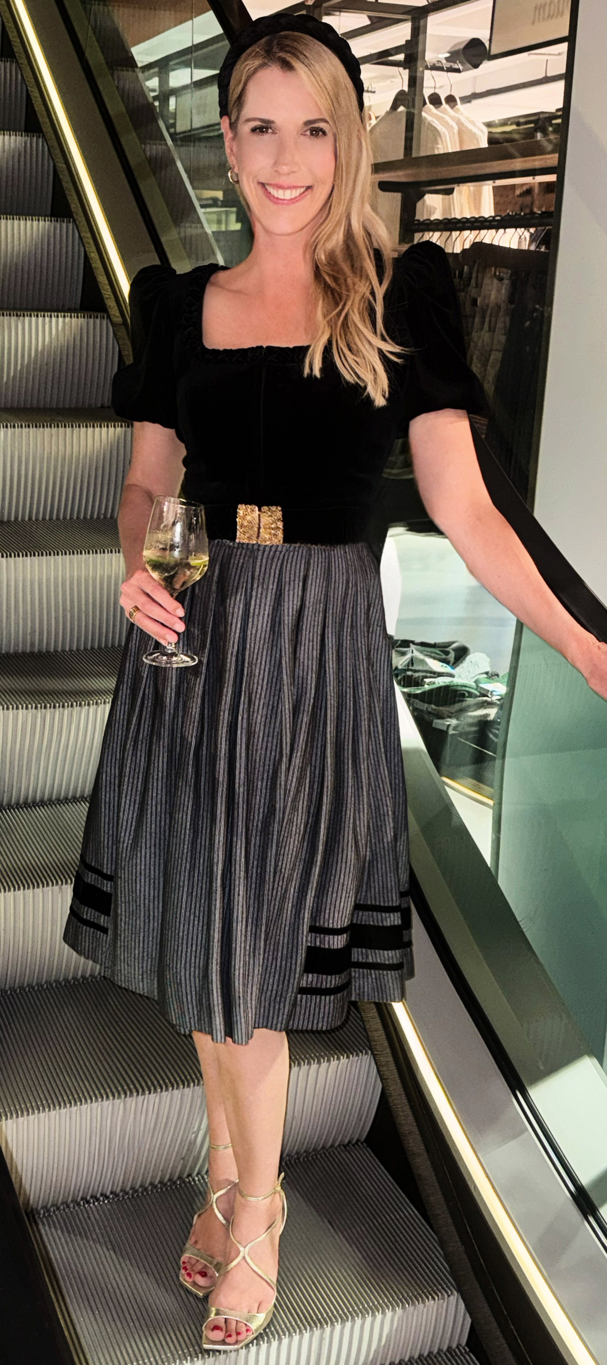 Freisteller des Alpenherz Samtdirndl Mona mit Puffarm in Grau-Schwarz – Designer-Dirndl bei Dresscoded leihen