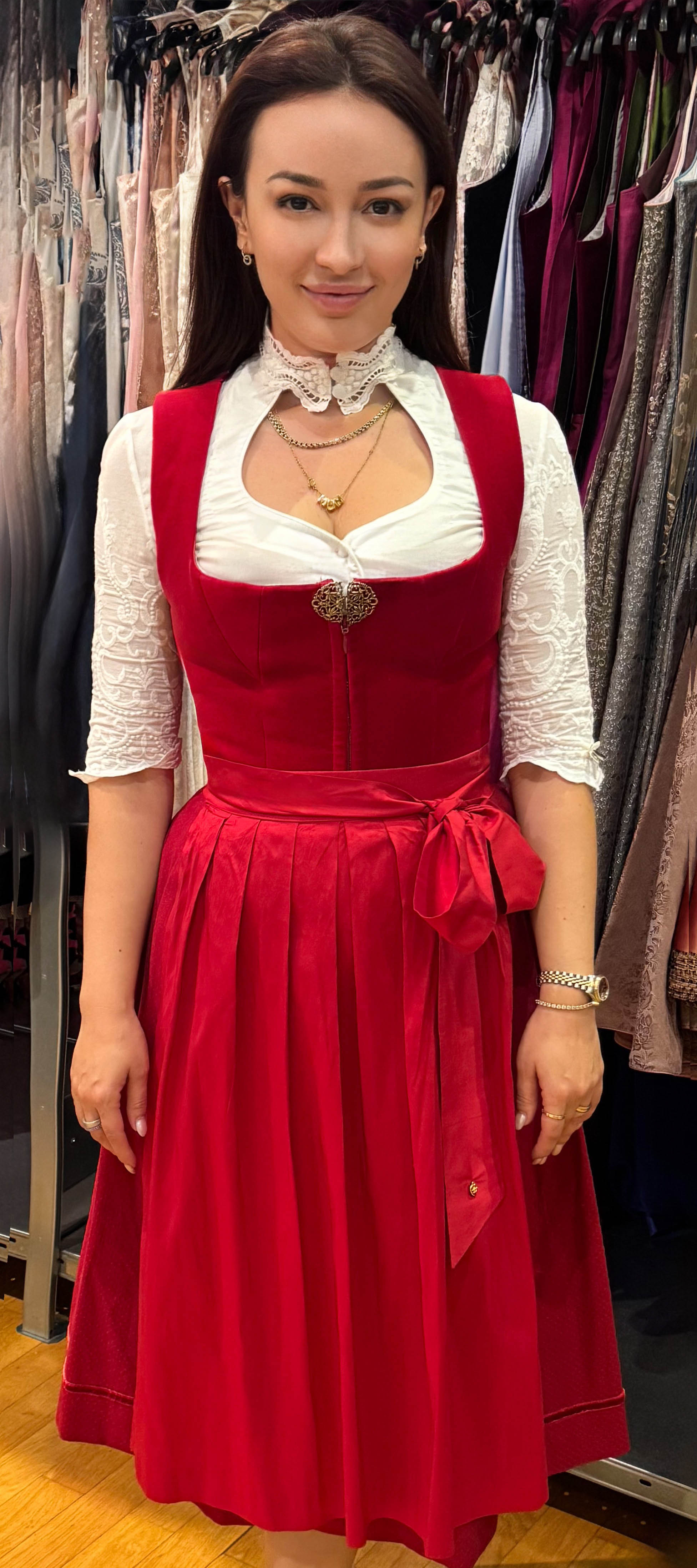 Alpenherz Samtdirndl Alexis in Rot – Freisteller – bei Dresscoded leihen
