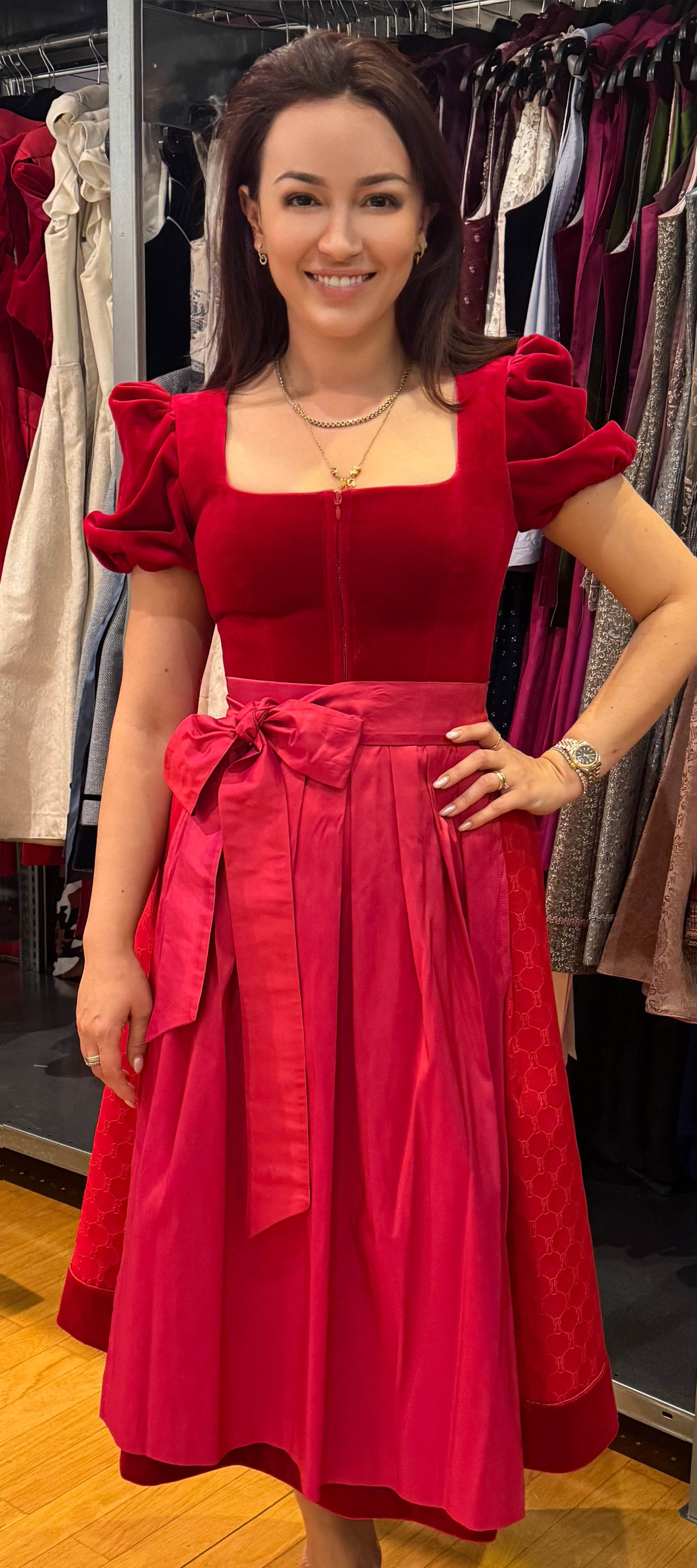 Alpenherz Samtdirndl Mona in Rot mit Puffarm – Freisteller Vorderseite– bei Dresscoded leihen