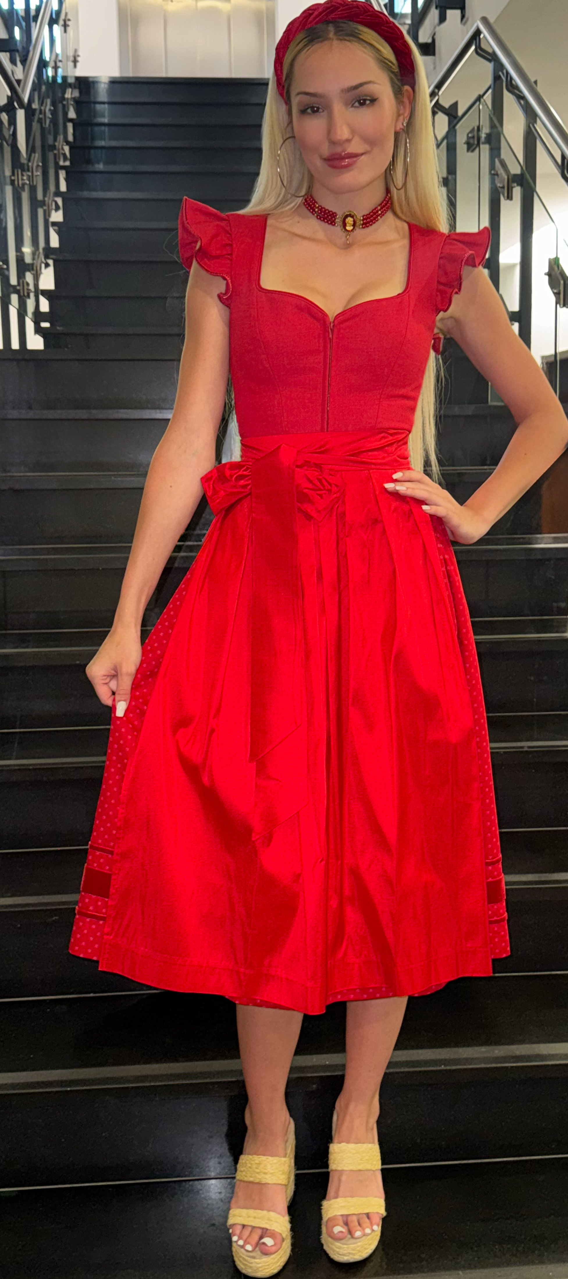 Alpenherz Dirndl Marie in Rot mit abnehmbarem Flügelarm-Freisteller Frontansicht mit Flügelarm – bei Dresscoded leihen