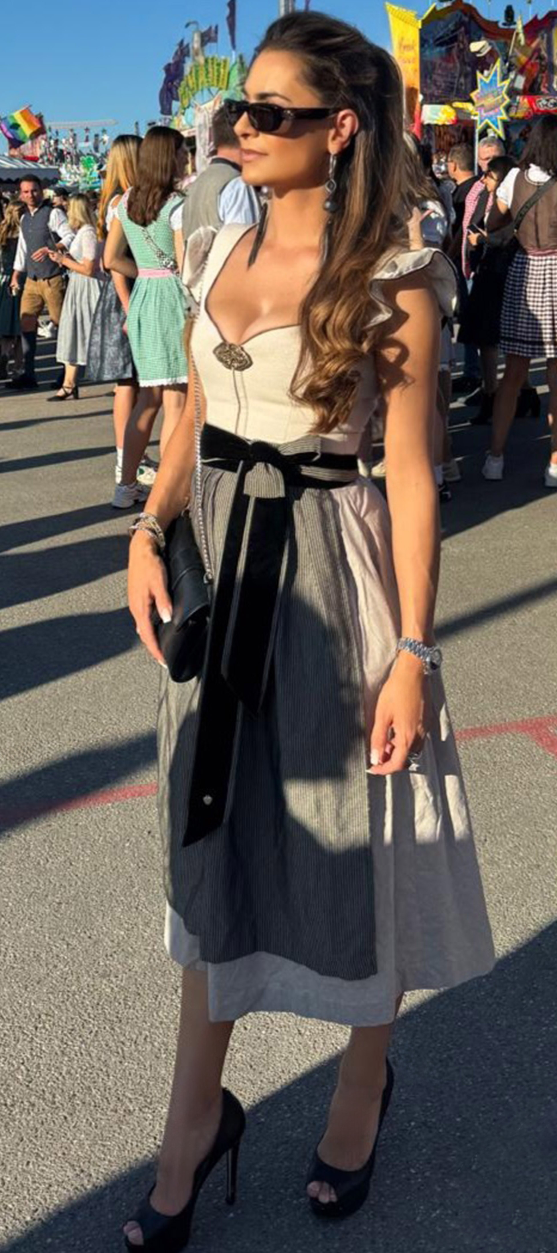 Alpenherz Dirndl in Schwarz-Beige – Freisteller – zu leihen bei Dresscoded.com