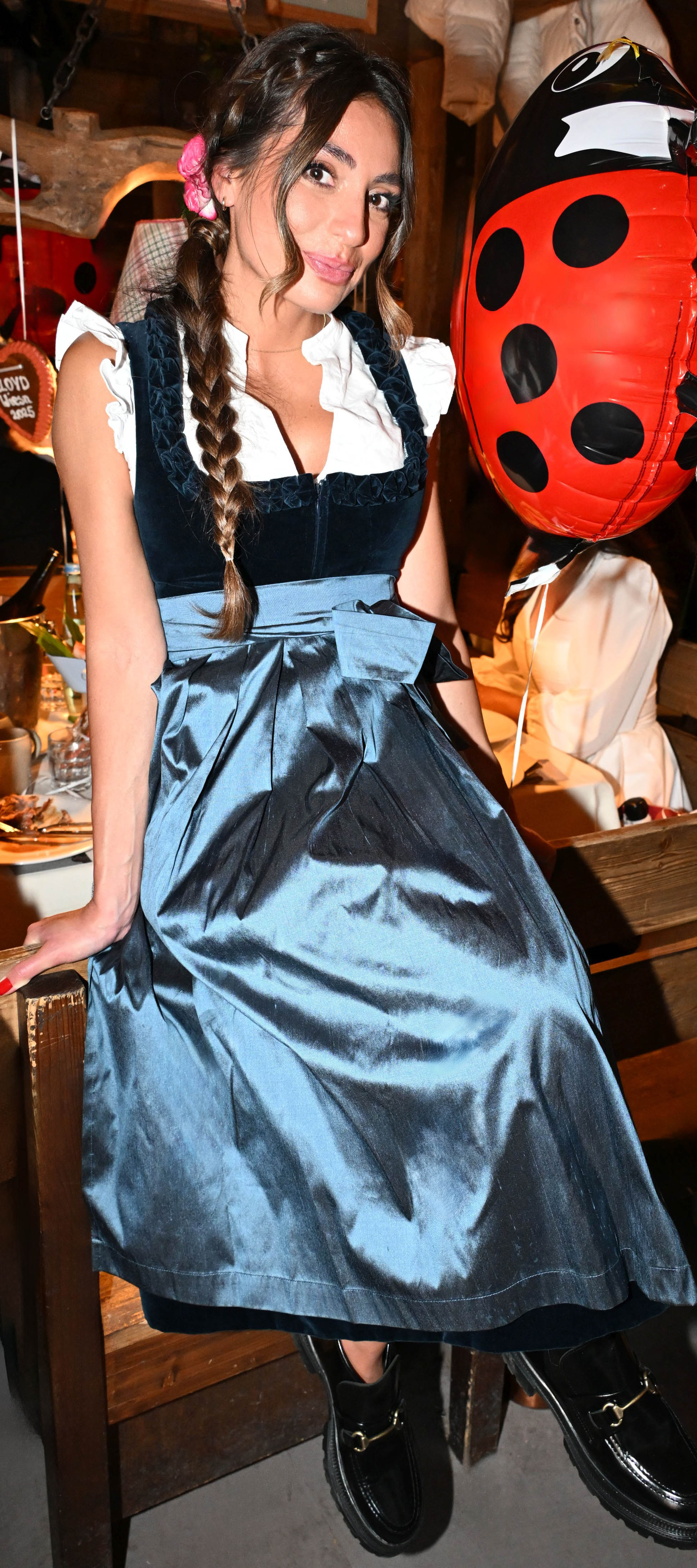 Dirndl Rosalie in Blau mit Froschgoscherl- Freisteller Frontansicht- mieten bei Dresscoded