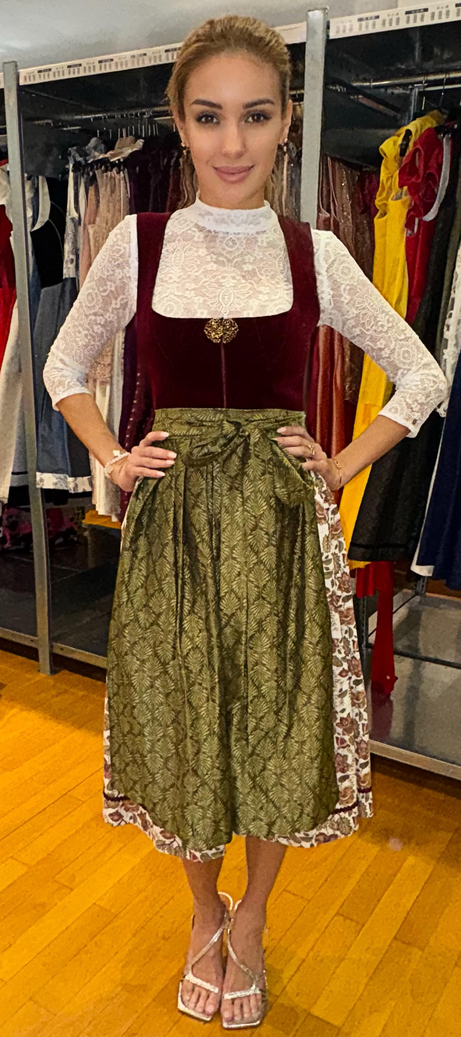 Alpenherz Dirndl mit Samtmieder & floraler Rockkante – Freisteller – zu leihen bei Dresscoded.com