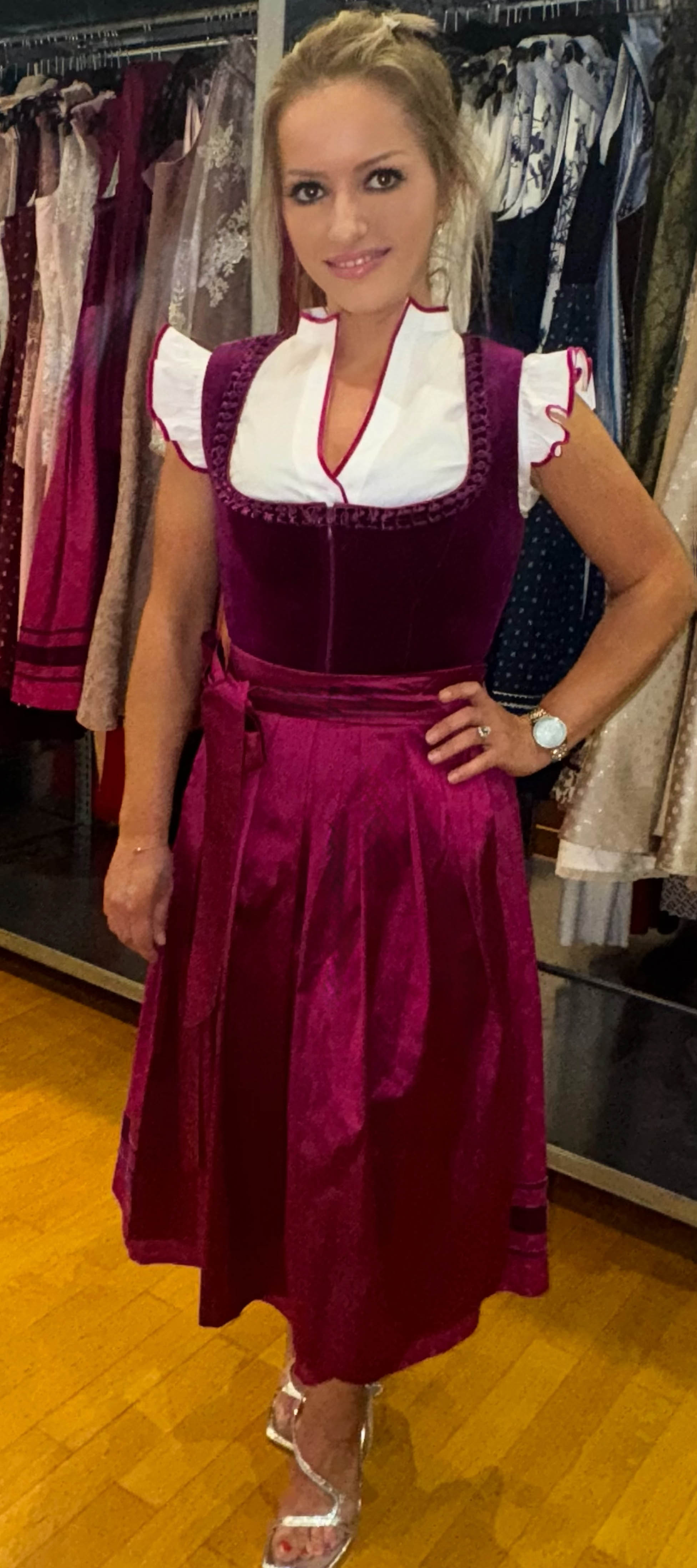 Alpenherz Samtdirndl Fuchsia mit Froschgoscherl – Designer-Dirndl Freisteller exklusiv bei Dresscoded