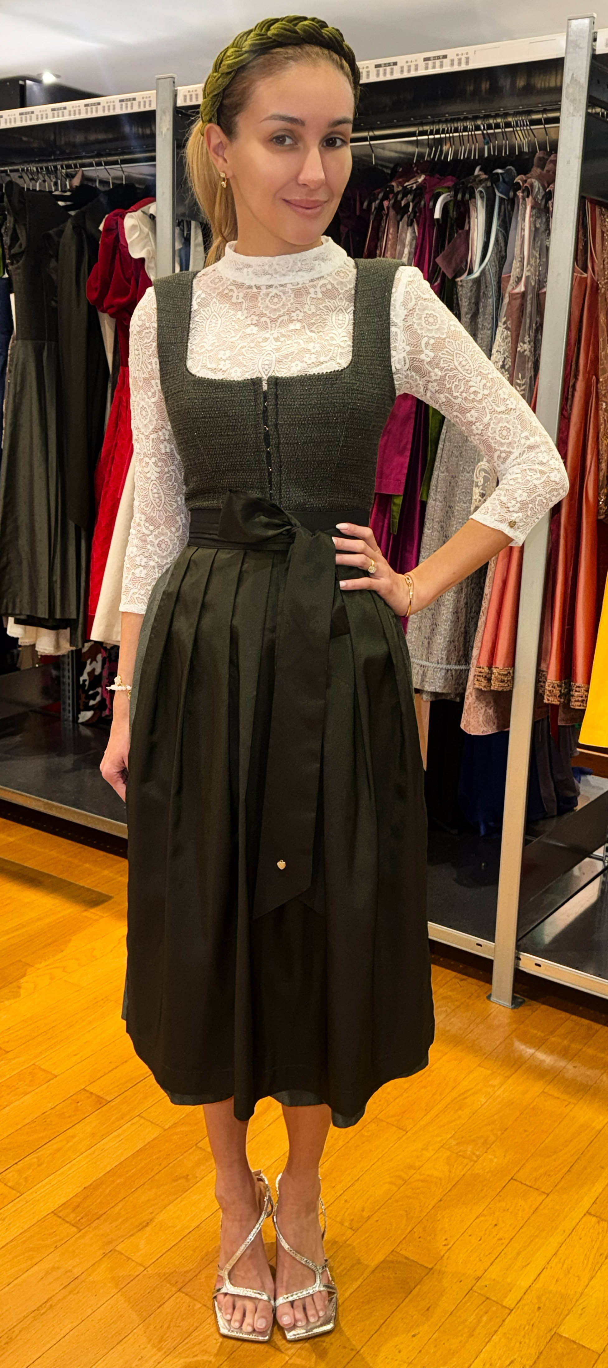 Alpenherz Dirndl Ida in Oliv – Freisteller mit Flügelarm – bei Dresscoded leihen