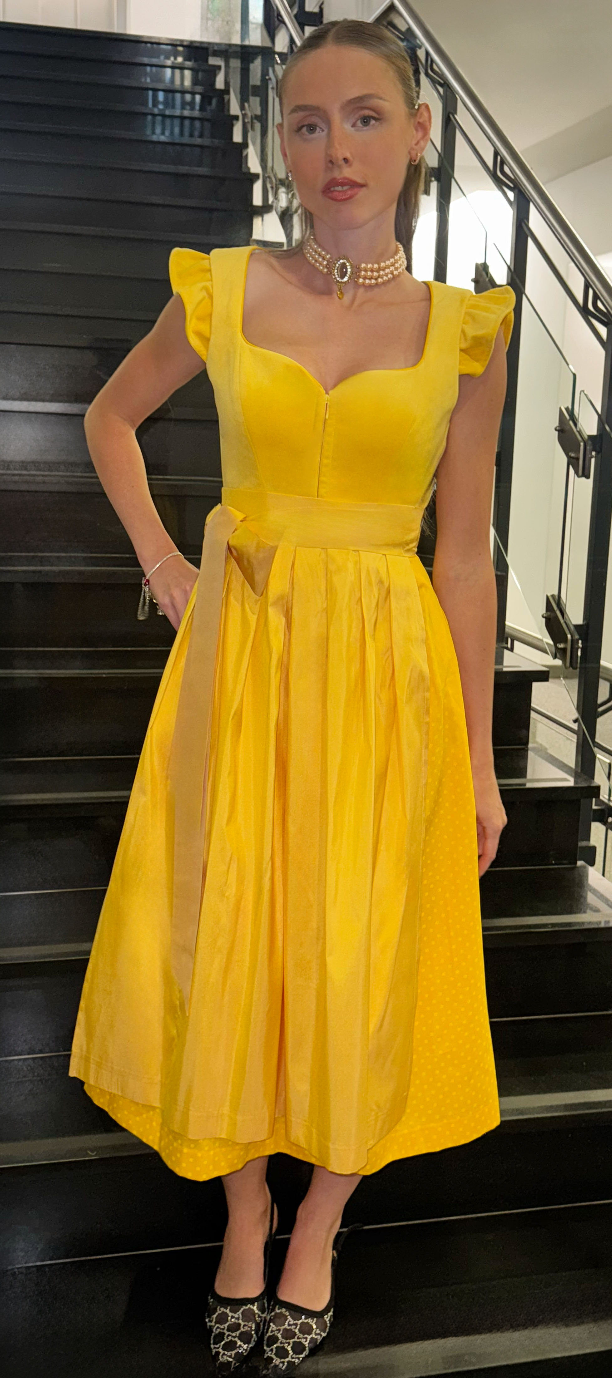 Alpenherz Dirndl Ina Gelb – Vorderansicht mit schicker Seidenschürze & Flügelarm